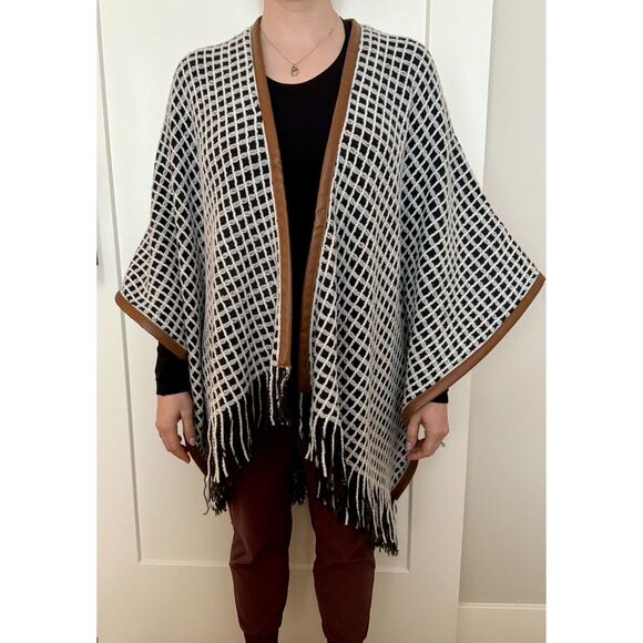 New La Fiorentina Oversized Ruana Wrap Shawl Poncho Fringe Grey Soft Warm Winter